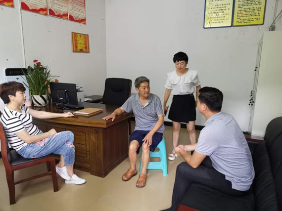 现场进行谈话。 大足区司法局供图 华龙网发.jpg